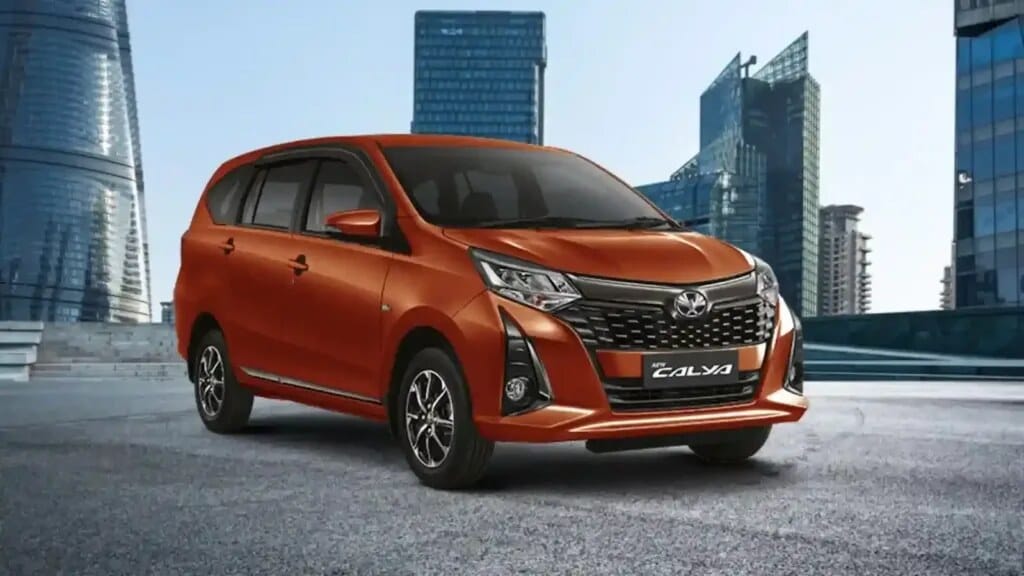 Toyota Calya berwarna putih, salah satu mobil LCGC yang harganya kini mendekati Rp200 juta.