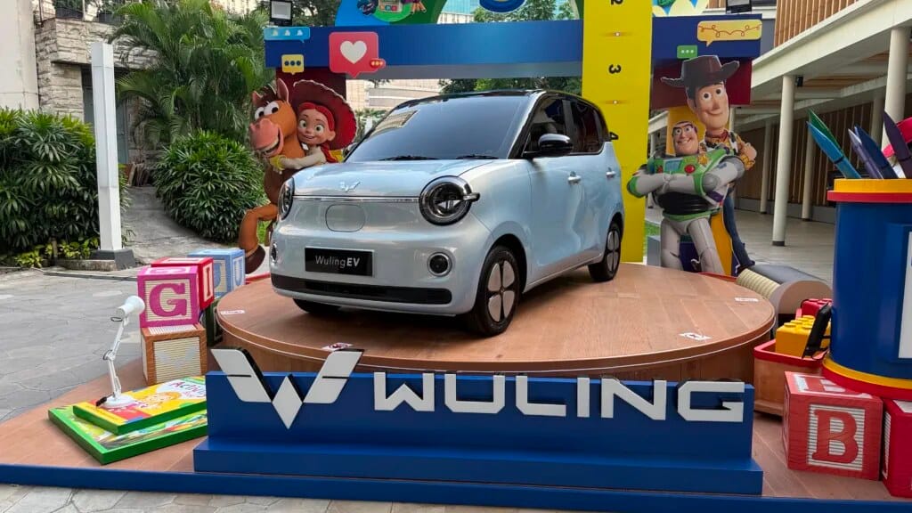 Wuling Aira EV tampak depan saat dipamerkan di Central Park